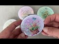 Espejo cosmético con purpurina líquida y flores